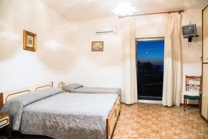 Offerte Hotel Villa Cimmentorosso | Forio | Categoria 3 stelle | Entrata Hotel Villa Cimmento Rosso-Forio-Isola d'Ischia